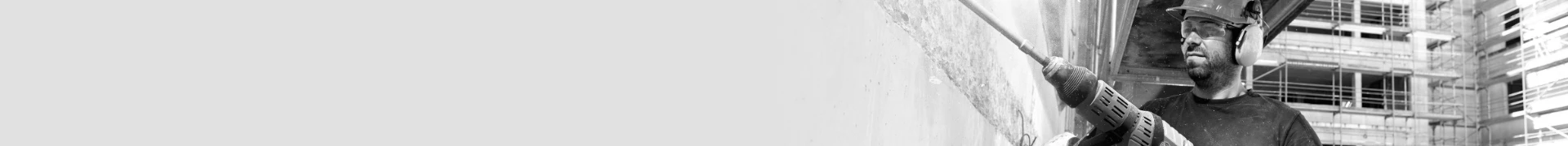 Robotnik z młotem udarowym